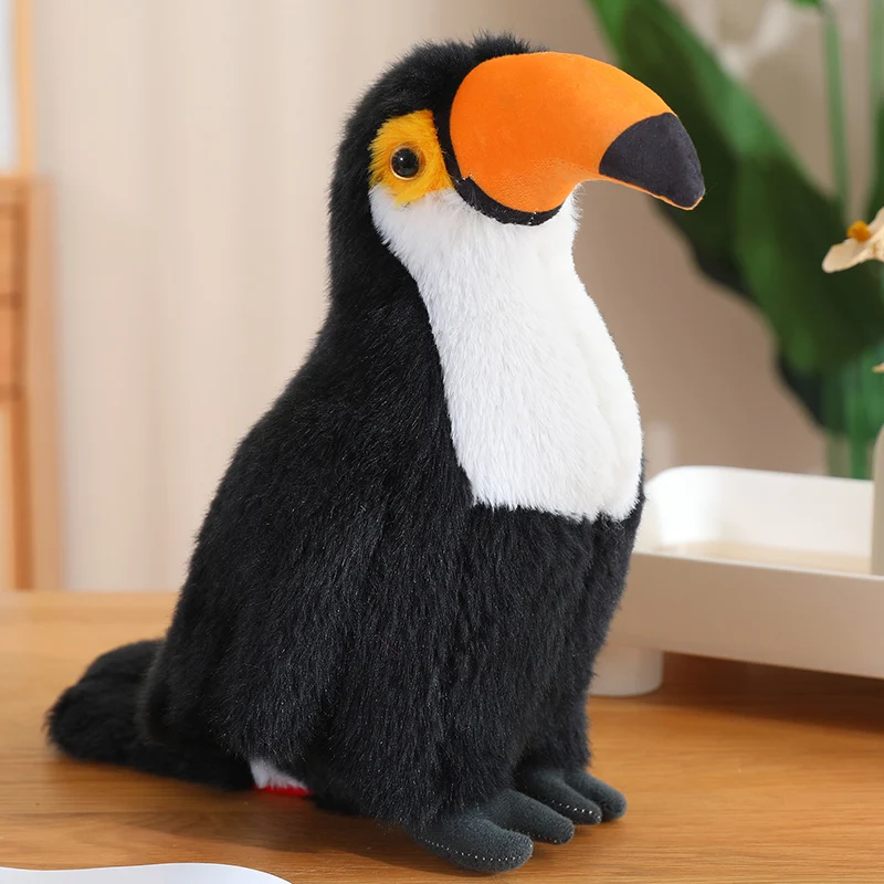 Toucan gosedjur med färgstark näbb, mjuk fågel i gult, blått, rött och vitt, 20–40 cm 28 Mjukistukan visas sittande med svart kropp, vitt bröst och orange näbb.