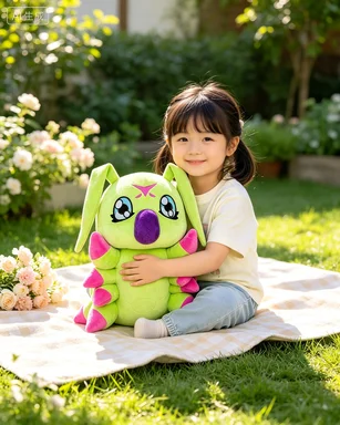 Wormmon gosedjur från anime-serien Digimon Adventure, mjuk stoppad figur på, 40 cm 19 Visa barnet som håller den gröna figuren utomhus i en trädgårdsmiljö.