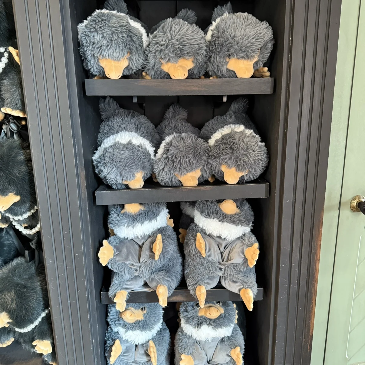 Niffler gosedjur som plyschkudde och karaktärsdocka, souvenir från Fantastic Beasts 3 Niffler gosedjur som plyschkudde och karaktärsdocka, souvenir från Fantastic Beasts - Bild 3