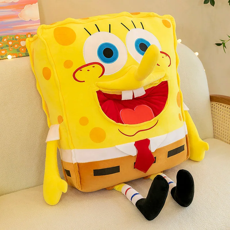 SpongeBob SquarePants gosedjur som 3D-bolsterkudde med kreativ tecknad design 20 Beskriv den gula plyschfiguren sittande med ansikte, ben och svarta skor synliga.