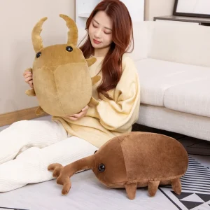 Kawaii beetle gosedjur som naturtrogen insektkudde i tecknad stil, 50–60 cm