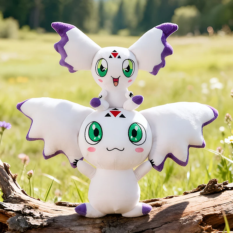 Culumon gosedjur som plyschkudde, kawaii (söt) style och anime character 20 Vit karaktärsformad plyschfigur med lila vingar och gröna ögon, visad upprätt utomhus.