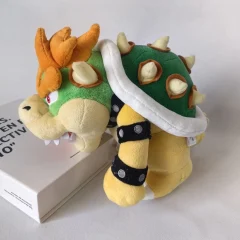 Gosedjur med Bowser, i söt klassisk tecknad stil och animeinspirerad design, 25 cm