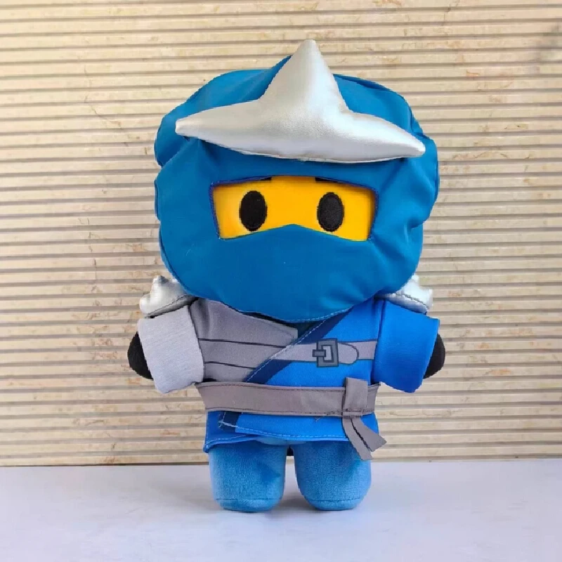 Ninjago-karaktärer som gulliga anime- och spelinspirerade plyschdockor, 20 cm 26 Visa den blå ninjadockan framifrån med grå detaljer och silvergrå hatt.