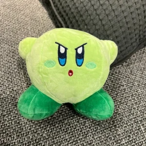 Samlarfigur i form av en orange Kirby-docka med arg min och tecknad spelstil 72 Samlarfigur i form av en orange Kirby-docka med arg min och tecknad spelstil