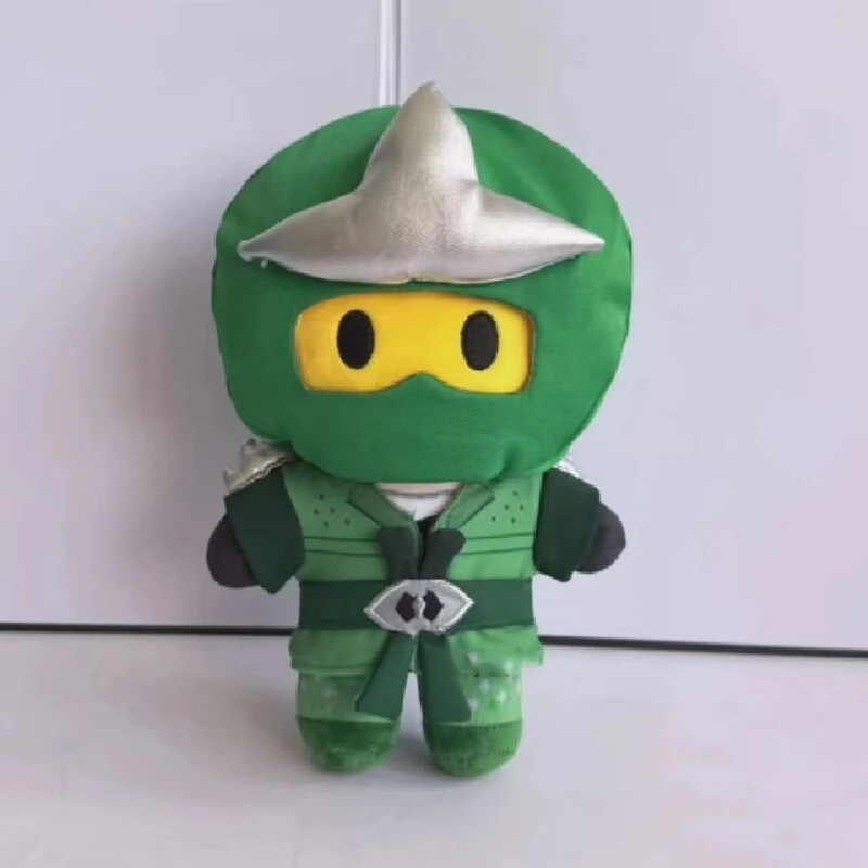 Ninjago-karaktärer som gulliga anime- och spelinspirerade plyschdockor, 20 cm 27 Visa den gröna ninjadockan framifrån med silvergrå hatt.