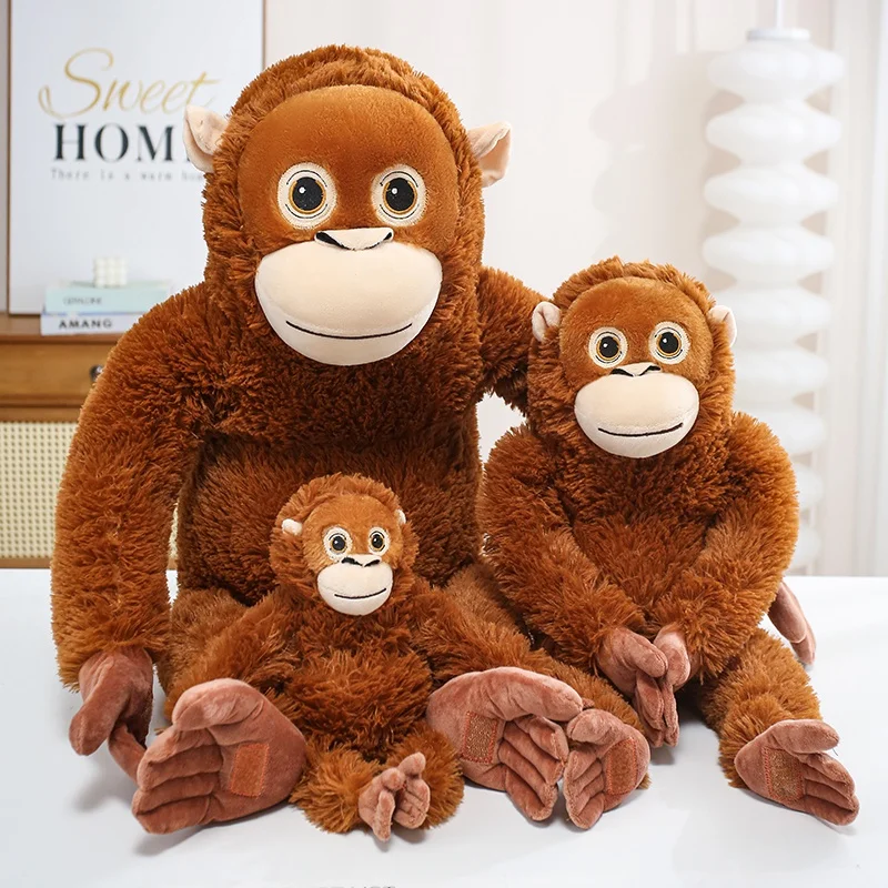 Apa gosedjur i tecknad stil med gorilla, schimpans- och orangutangmotiv, 30–90 cm 21 Gorillaplysch i tre olika storlekar, visade tillsammans.