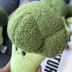 Mjuk broccolifigur som nyckelring i verklighetstrogen stil, flera figurvarianter 10 Mjuk broccolifigur som nyckelring i verklighetstrogen stil, flera figurvarianter