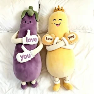 Kramkudde som aubergineformat gosedjur med kreativ lyckogest i flera figurvarianter 16 Kramkudde som aubergineformat gosedjur med kreativ lyckogest i flera figurvarianter