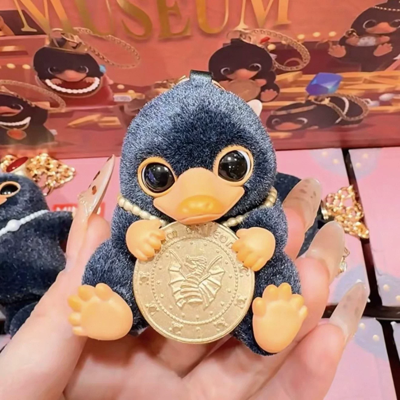 Niffler som flockad minifigur i Kawaii-stil, nyckelring från Smyckesmuseets serie 11 Niffler som flockad minifigur i Kawaii-stil, nyckelring från Smyckesmuseets serie - Bild 11