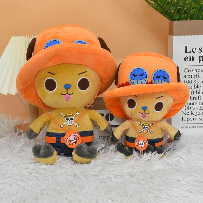Tony Chopper apa gosedjur från ONE PIECE med Straw Hat-piraternas emblem, 20 cm 40 Två orangehattade renfigurer i mjukisdockeform sitter sida vid sida.