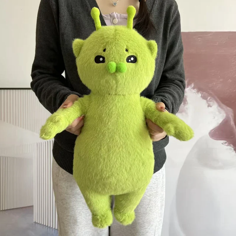 Grönt kattgosedjur som kattkudde i söt alien- och kawaii-animestil, 45–70 cm 19 Visa den limegröna kattliknande alien-mjukisen i helfigur, hållen framför en person.