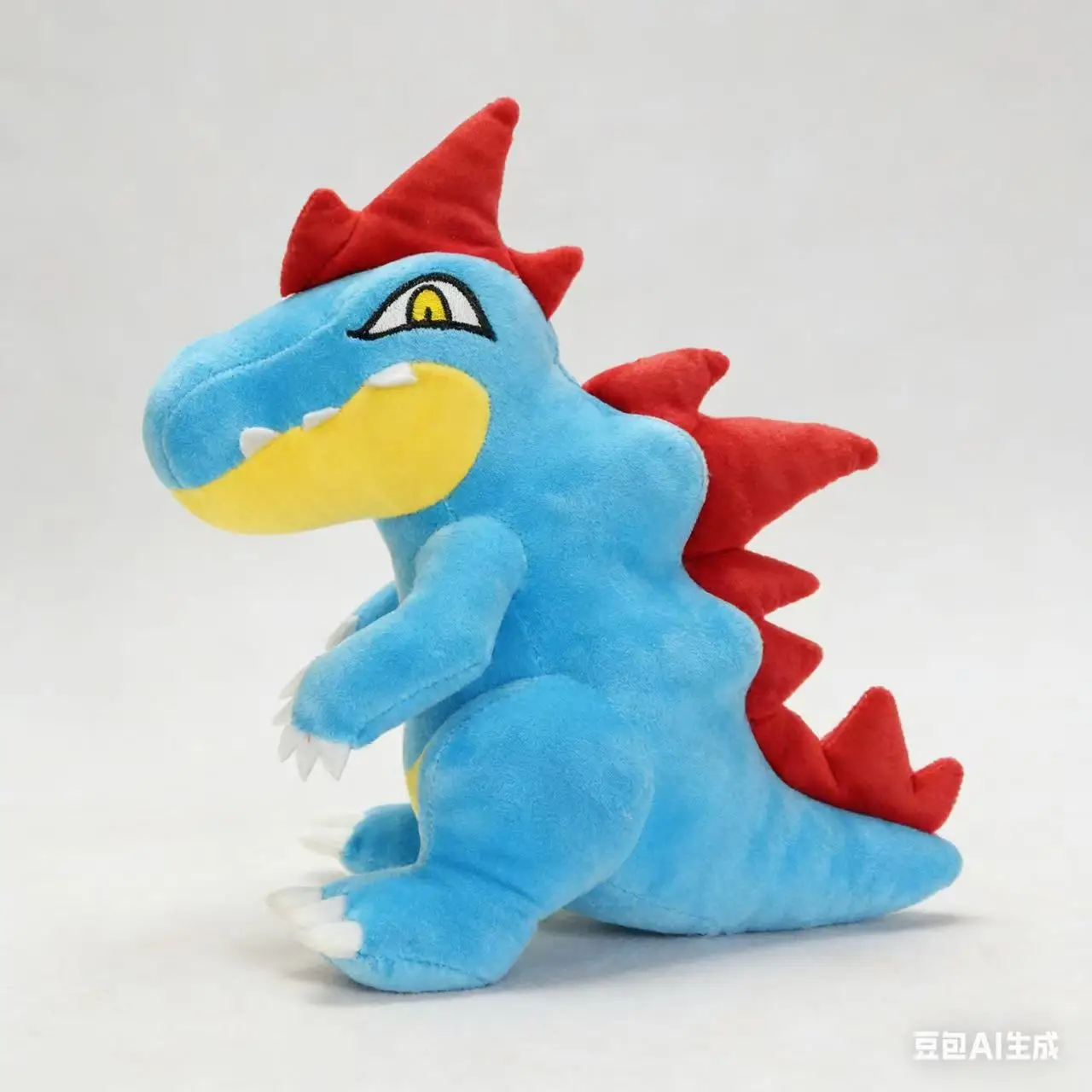 Feraligatr gosedjur, söt och Water type, pokémon krokodil vatten design 20 Mjukisen visas sittande från sidan med blå kropp, gul käke och röda ryggtaggar.