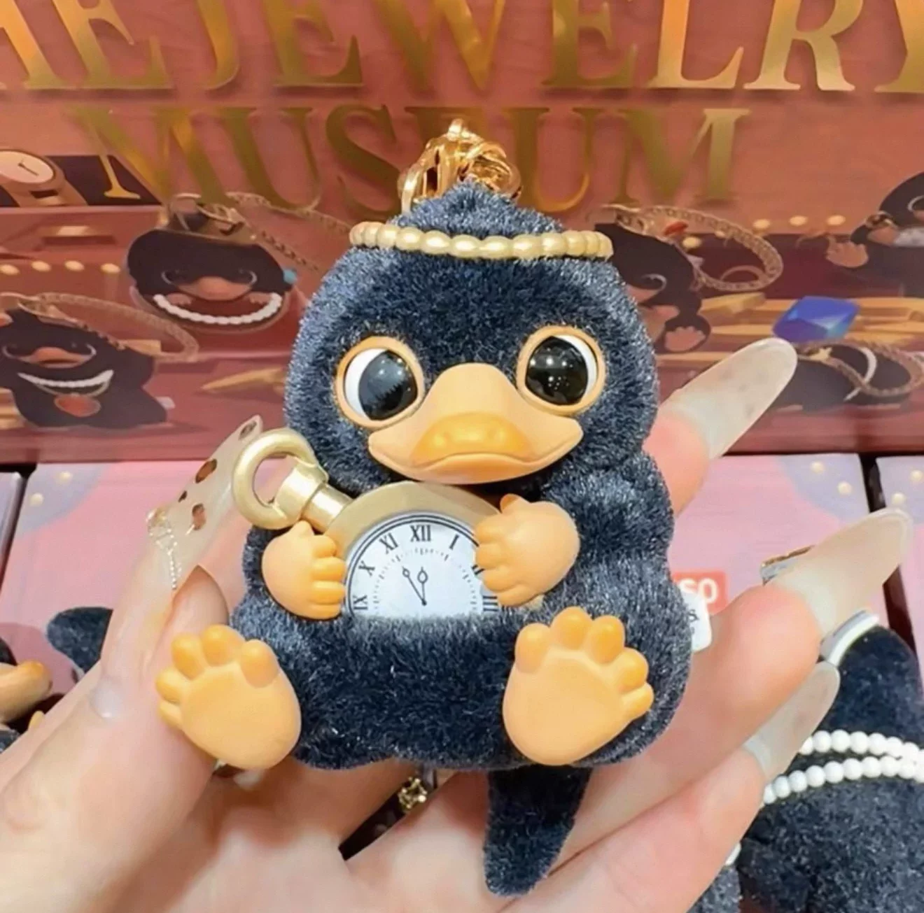 Niffler som flockad minifigur i Kawaii-stil, nyckelring från Smyckesmuseets serie 13 Niffler som flockad minifigur i Kawaii-stil, nyckelring från Smyckesmuseets serie - Bild 13