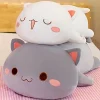 Katt gosedjur i liggande kawaiistil som mjuk kattkudde med gulligt, tecknat uttryck 13 Katt gosedjur i liggande kawaiistil som mjuk kattkudde med gulligt, tecknat uttryck