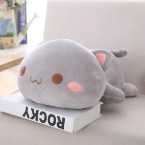 Katt gosedjur i liggande kawaiistil som mjuk kattkudde med gulligt, tecknat uttryck