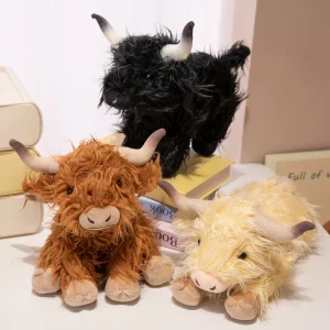 Ko gosedjur med lång, fluffig päls, realistisk Highlandstil och tre olika poser