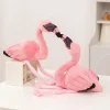 Rosa flamingo gosedjur som tecknad plyschkudde och prydnadskudde med långa ben
