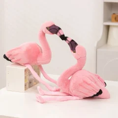 Rosa flamingo gosedjur som tecknad plyschkudde och prydnadskudde med långa ben