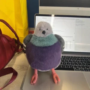 Robin gosedjur som mjuk plyschkudde i tecknad stil, fluffig och fyllig, 20 cm