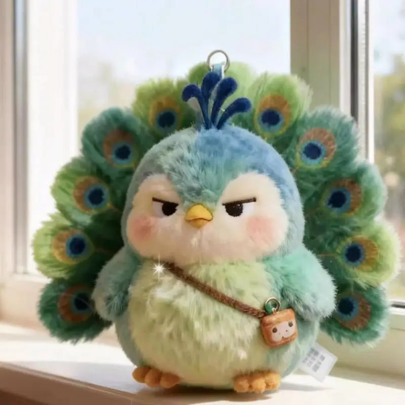 Maillardgrön Peacock-docka som ryggsäcksberlock, med dragfunktion för olika uttryck 5 Maillardgrön Peacock-docka som ryggsäcksberlock, med dragfunktion för olika uttryck - Bild 5