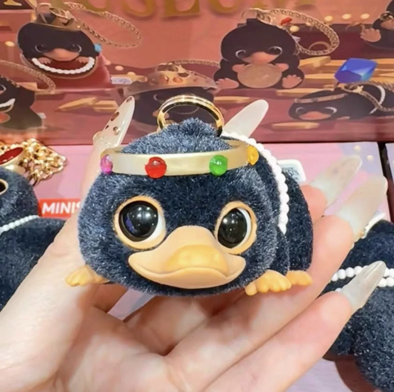 Niffler som flockad minifigur i Kawaii-stil, nyckelring från Smyckesmuseets serie 14 Niffler som flockad minifigur i Kawaii-stil, nyckelring från Smyckesmuseets serie - Bild 14