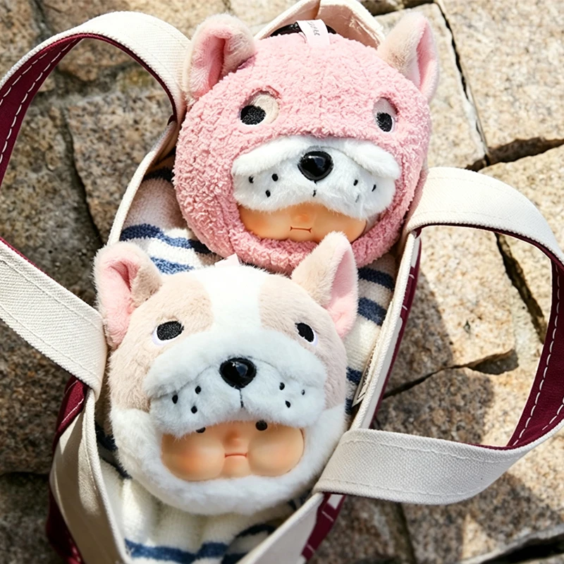 Animeinspirerat väskhänge med hundvalp från PP x MONSTER Puppy Bros II i blindbox 41 Rosa och vit hundfigur visas tillsammans på en väska.