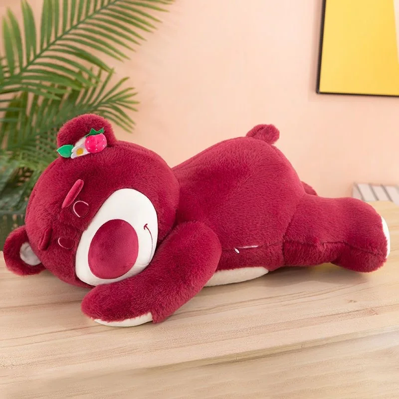 Disney Lotso björn gosedjur som jordgubbsinspirerad plyschkudde i tecknad stil 19 Visa den mörkrosa björnplushen liggande på ett bord.