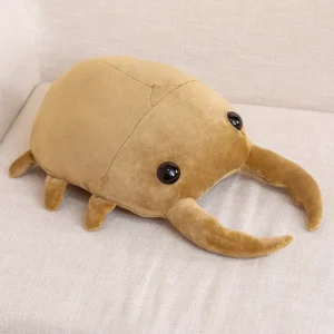 Kawaii beetle gosedjur som naturtrogen insektkudde i tecknad stil, 50–60 cm