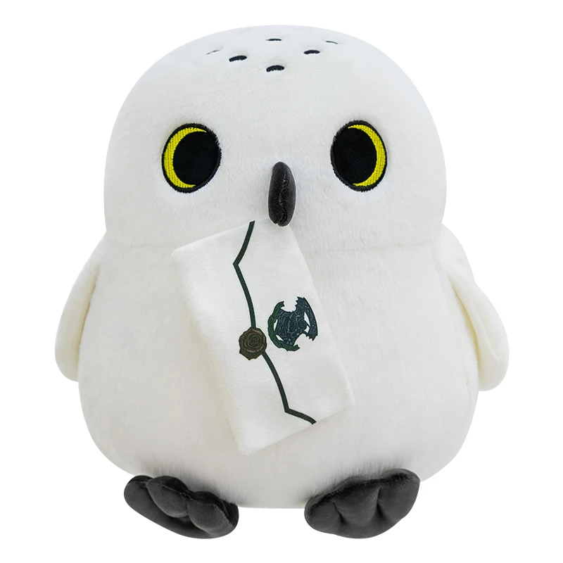 Ugglan Hedwig som gosedjur och kudde i kuvertform med halsduk i anime-stil, 25–60 cm 19 Vit uggleplyschdocka framifrån med gula ögonringar och mörka detaljer.