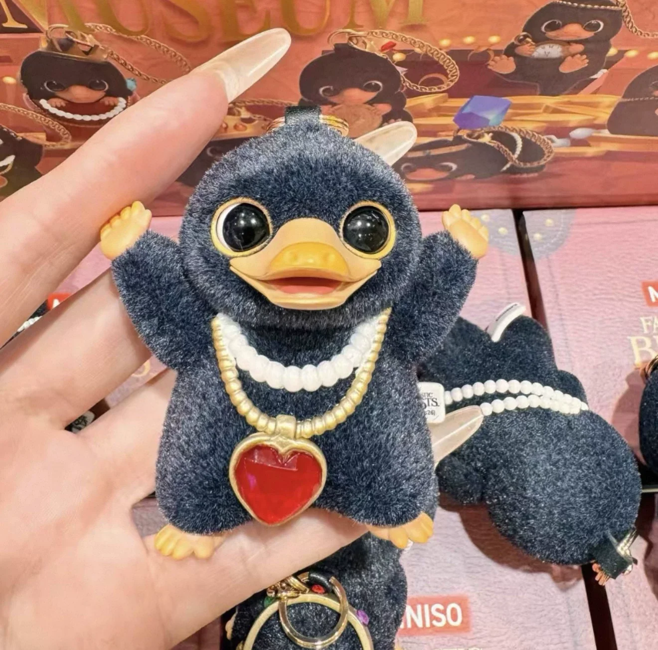 Niffler som flockad minifigur i Kawaii-stil, nyckelring från Smyckesmuseets serie 18 Niffler som flockad minifigur i Kawaii-stil, nyckelring från Smyckesmuseets serie - Bild 18