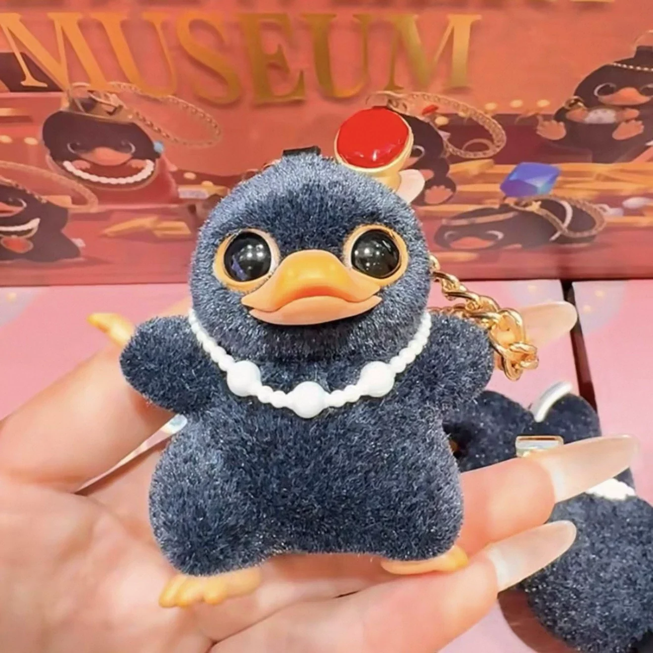 Niffler som flockad minifigur i Kawaii-stil, nyckelring från Smyckesmuseets serie 15 Niffler som flockad minifigur i Kawaii-stil, nyckelring från Smyckesmuseets serie - Bild 15