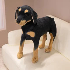 Rottweiler-hund gosedjur med realistiskt 3D-utseende, svart färg och stående pose