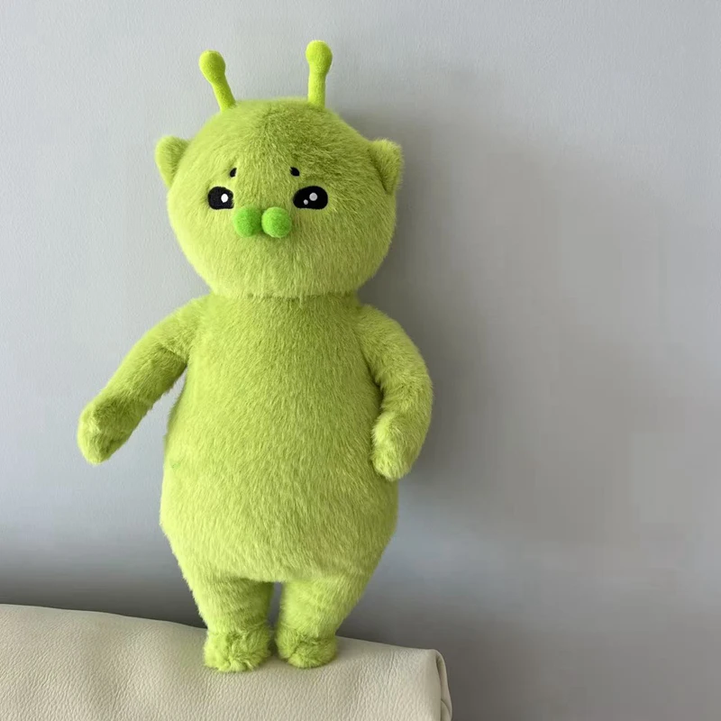 Grönt kattgosedjur som kattkudde i söt alien- och kawaii-animestil, 45–70 cm 20 Visa den gröna kattlika alienfiguren stående framifrån.