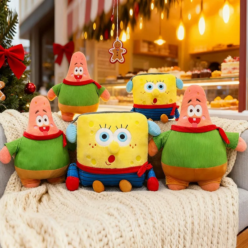 Söt SpongeBob SquarePants som mjukt gosedjur och mjuk plyschfigur, samlarobjekt 20 Flera mjukisdjur på en soffa, med en stor gul fyrkantig figur längst fram.