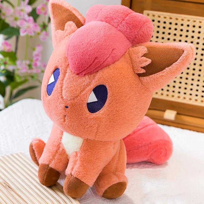 Pokémon Vulpix som räv gosedjur, stor tecknad figur i kawaii-stil, 35–65 cm 20 Visa den orange foxplushen med rosa detaljer i närbild.