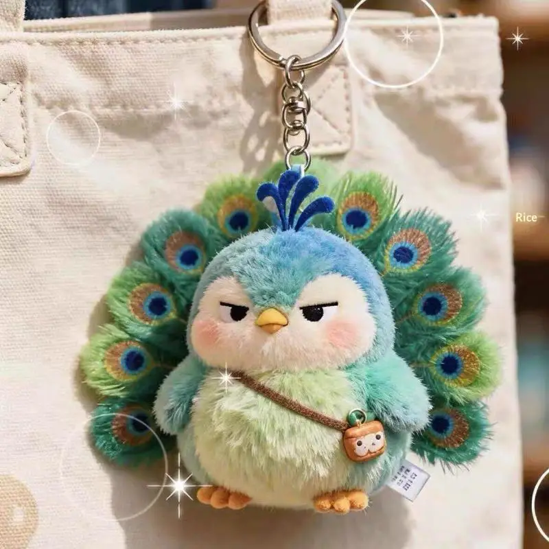 Maillardgrön Peacock-docka som ryggsäcksberlock, med dragfunktion för olika uttryck 22 Turkos plyschpåfågel med gröna stjärtfjädrar och hängande berlock