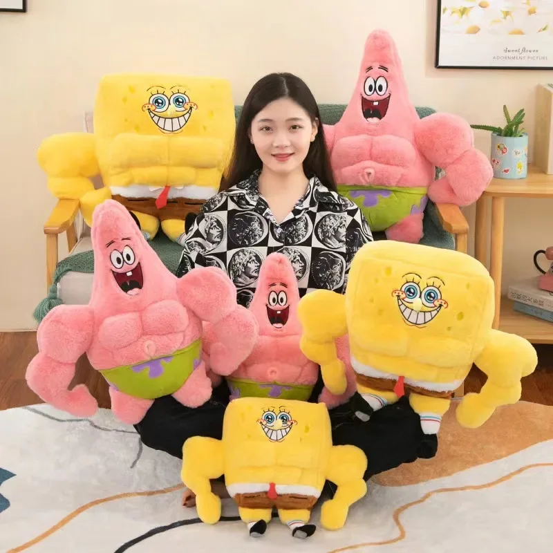 SpongeBob SquarePants-karaktärer gosedjur i animeinspirerad tecknad stil, 35–65 cm 18 Flera rosa stjärnformade och gula fyrkantiga gosedjur visas i olika storlekar i ett rum.