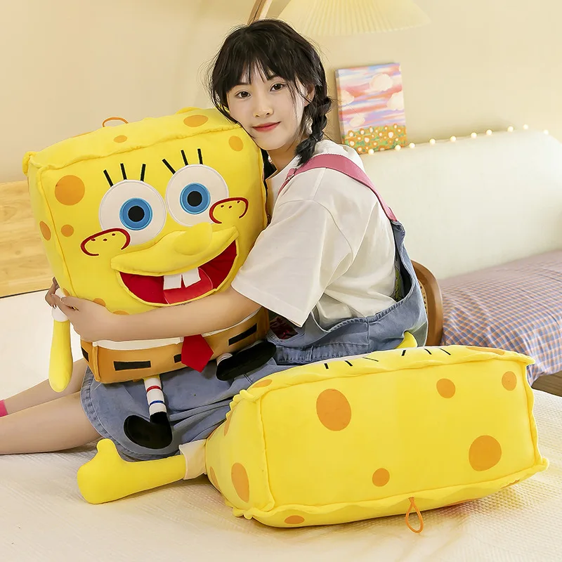 SpongeBob SquarePants gosedjur som 3D-bolsterkudde med kreativ tecknad design 18 Visa de gula SpongeBob-inspirerade plyschkuddarna i två former tillsammans med en person.