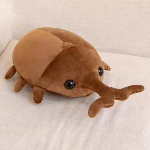 Kawaii beetle gosedjur som naturtrogen insektkudde i tecknad stil, 50–60 cm