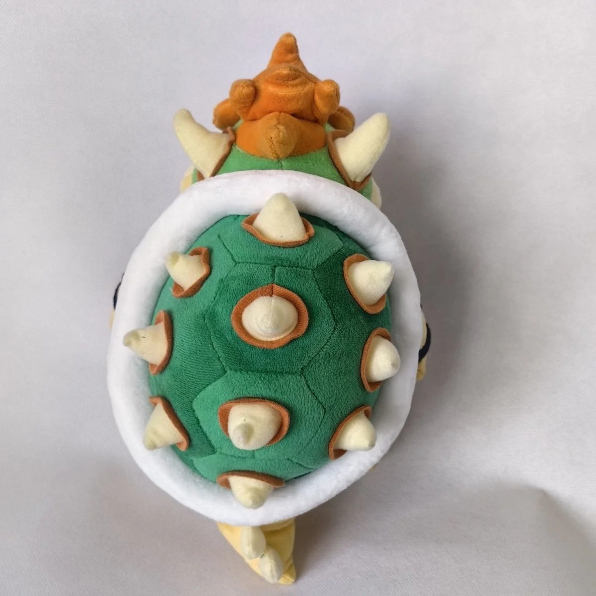 Gosedjur med Bowser, i söt klassisk tecknad stil och animeinspirerad design, 25 cm 16 Den gröna ryggskölden med ljusa taggar och paneldetaljer.