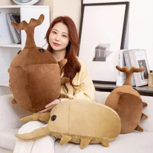 Kawaii beetle gosedjur som naturtrogen insektkudde i tecknad stil, 50–60 cm