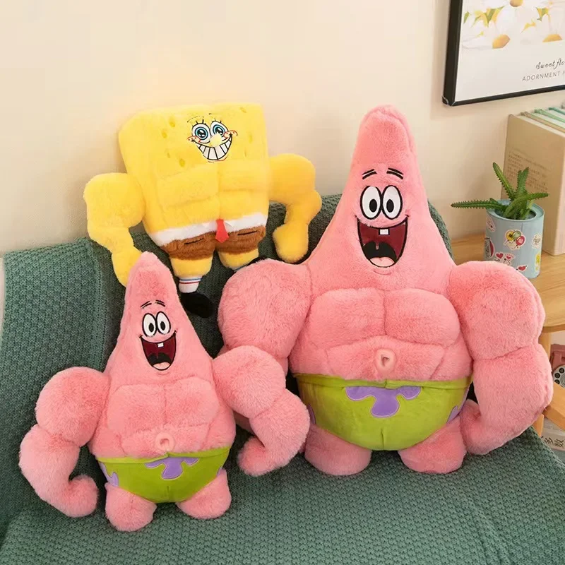 SpongeBob SquarePants-karaktärer gosedjur i animeinspirerad tecknad stil, 35–65 cm 19 Två rosa stjärnformade gosedjur i olika storlekar visas framför ett gult fyrkantigt gosedjur.