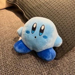 Samlarfigur i form av en orange Kirby-docka med arg min och tecknad spelstil 43 Samlarfigur i form av en orange Kirby-docka med arg min och tecknad spelstil