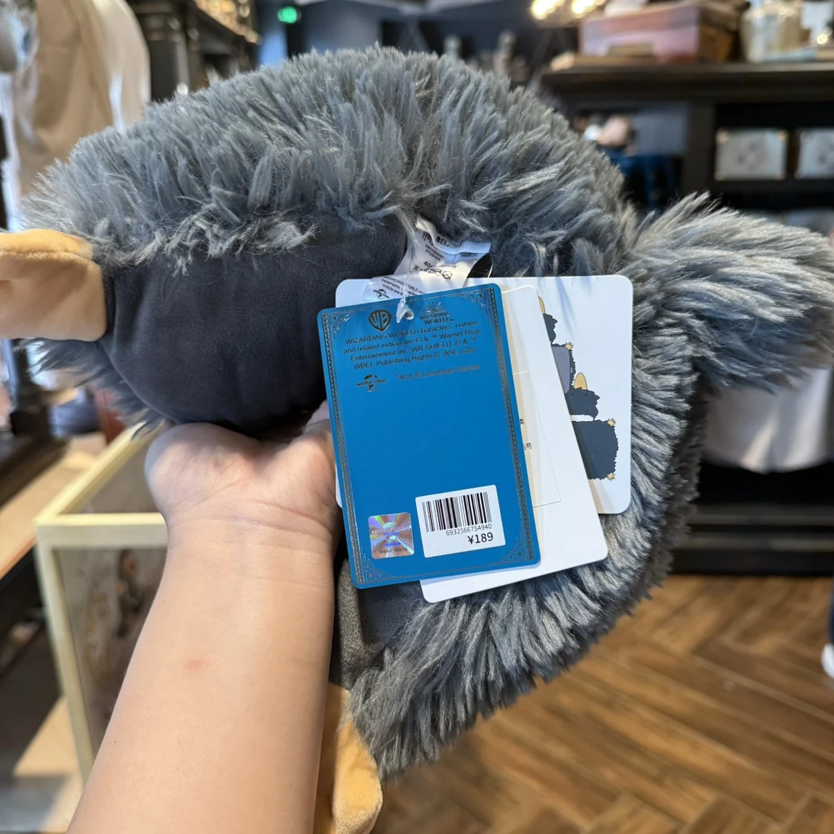Niffler gosedjur som plyschkudde och karaktärsdocka, souvenir från Fantastic Beasts 6 Niffler gosedjur som plyschkudde och karaktärsdocka, souvenir från Fantastic Beasts - Bild 6