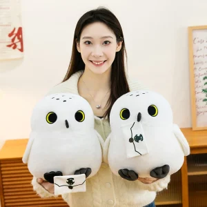 Ugglan Hedwig som gosedjur och kudde i kuvertform med halsduk i anime-stil, 25–60 cm 8 Ugglan Hedwig som gosedjur och kudde i kuvertform med halsduk i anime-stil, 25–60 cm