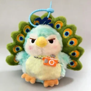 Maillardgrön Peacock-docka som ryggsäcksberlock, med dragfunktion för olika uttryck 9 Maillardgrön Peacock-docka som ryggsäcksberlock, med dragfunktion för olika uttryck