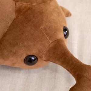 Kawaii beetle gosedjur som naturtrogen insektkudde i tecknad stil, 50–60 cm