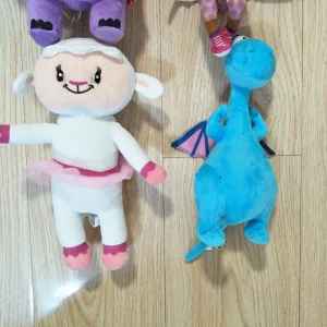 Alternative view of Disney Doc McStuffins får och dinosaurie gosedjur med tecknad design, 25–30 cm