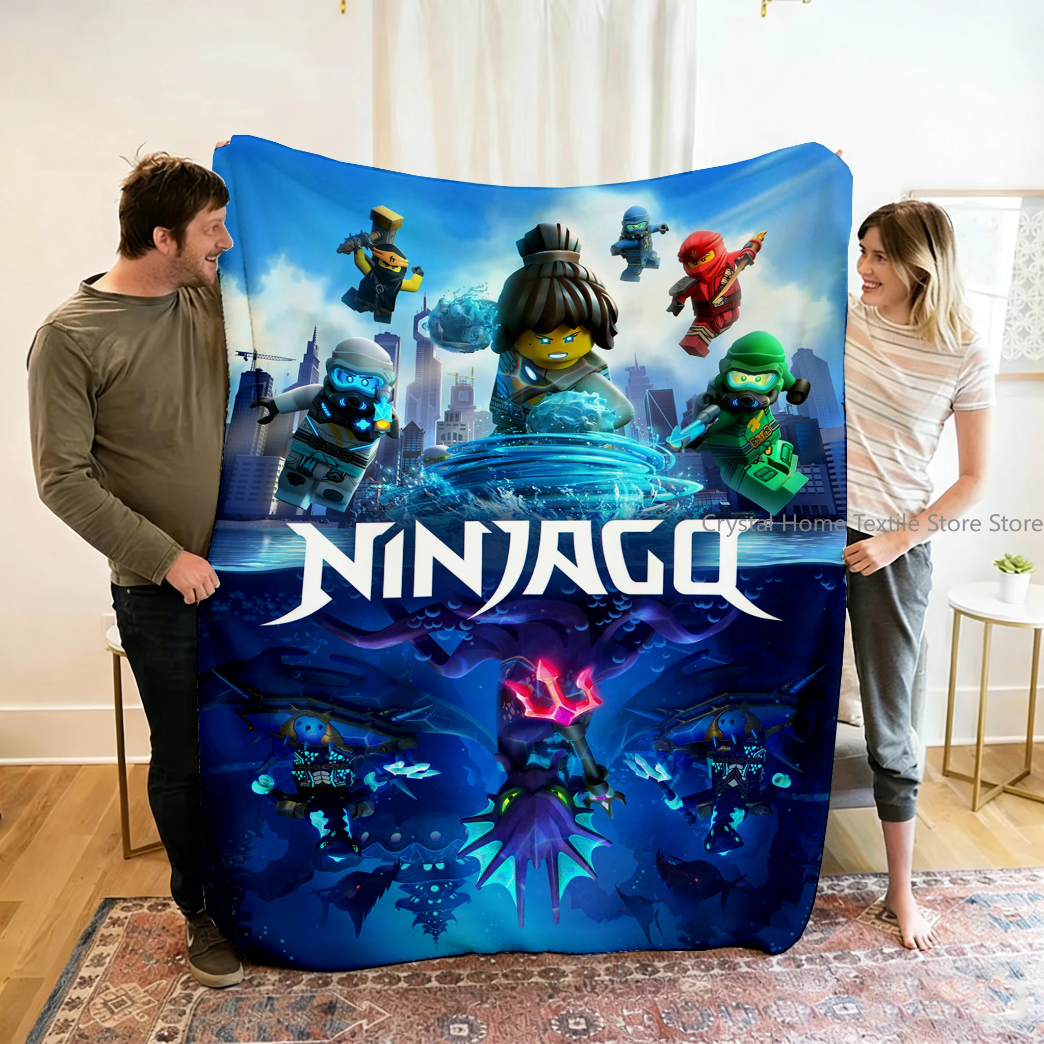 Filt med Ninjago-figurer i tecknad stil för soffa, vila och resor, 100–220 cm 59 Blå filt med NINJAGO-figurer visas upp i ett rum.